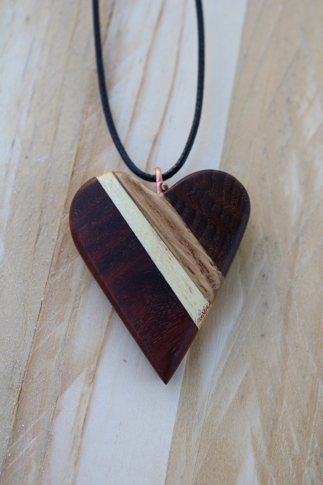 Pendentif CORI en bois massif contre les allergies aux bijoux métalliques