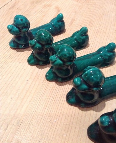 5 VINTAGE FRENCH POODLE CERAMIC DOG CUTLERY CHOPSTICK RESTS GREEN REST DINE EAT - Picture 3 of 12