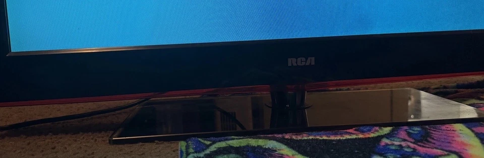 RCA 32" 1080i HD LCD Television Model# 32G30RQD BUILT IN DVD PLAYER WORKS TV - Image 3 of 4