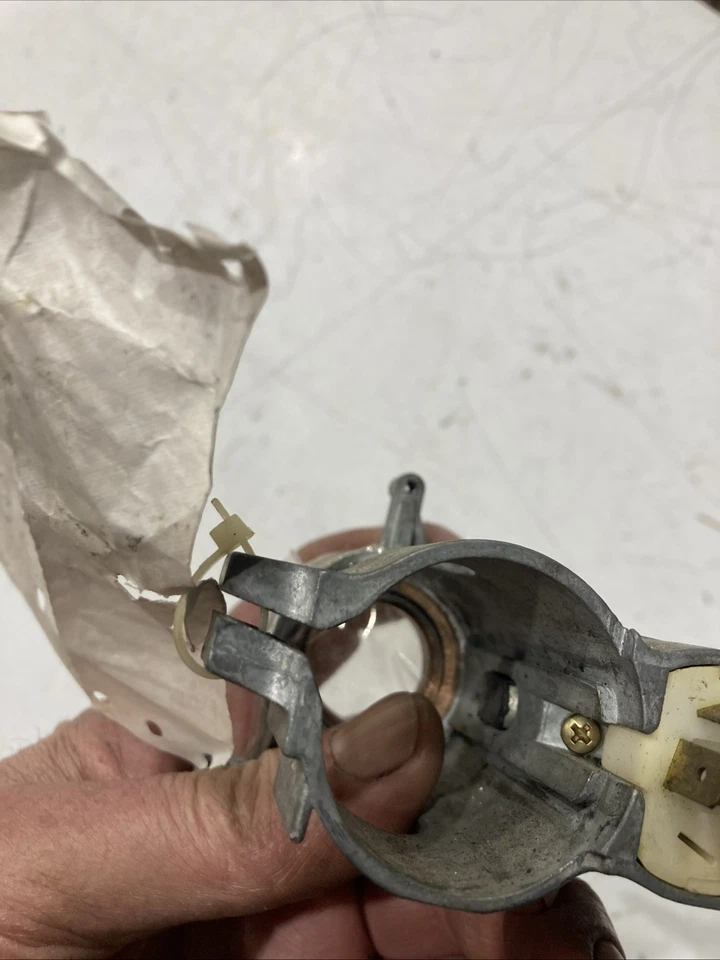 1983-1984 oem Porsche 944 Ignition Lock/Switch Assembly w/ Key 171905851 - Image 2 of 4