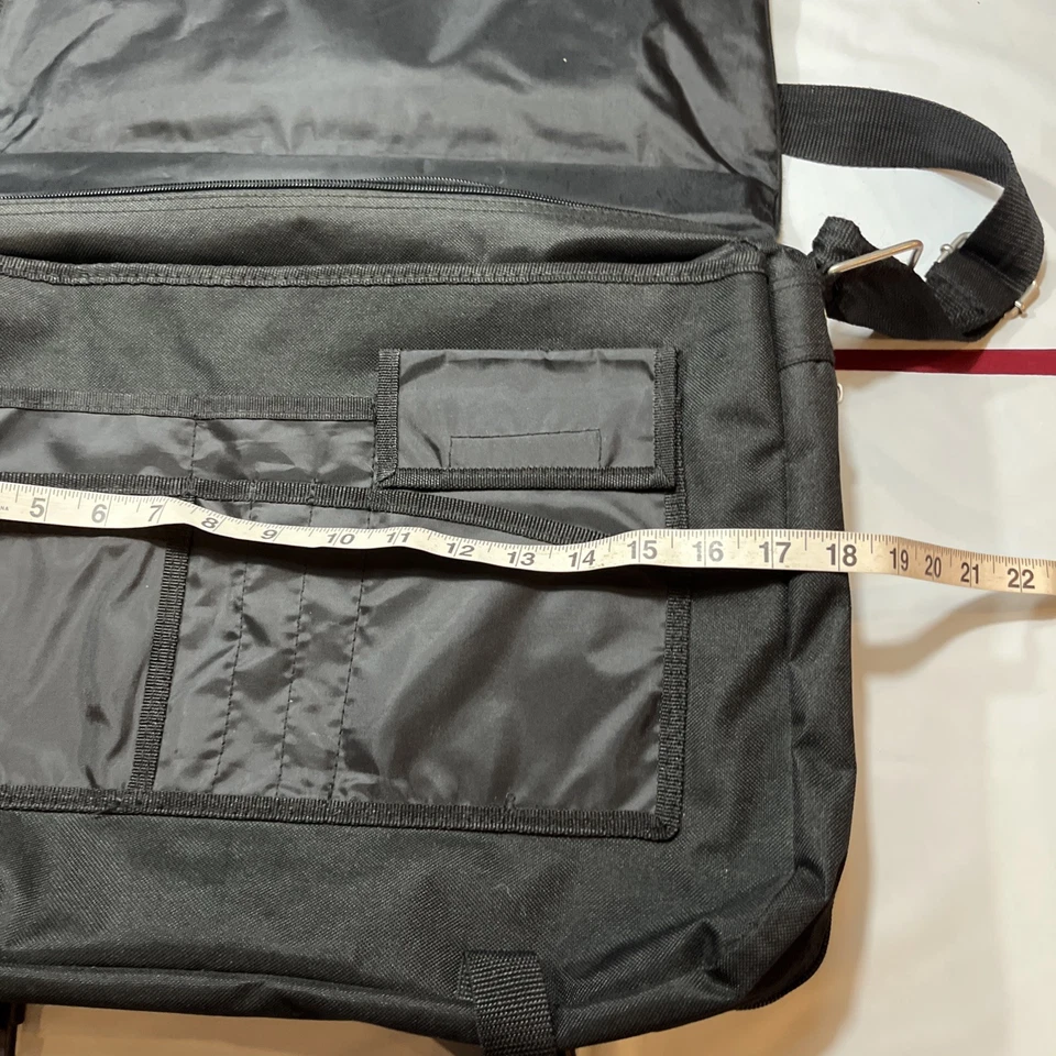 Bolso Bandolera American Tourist Negro con Solapa para Laptop Correa para el Hombro Múltiples Bolsillos Foto 3 de 4