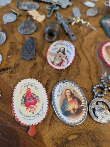 Riesiges Lot Katholische Heilige Medaillen Skapulas Statuen Kruzifix Antiquitäten und Vintage - Bild 2 von 13