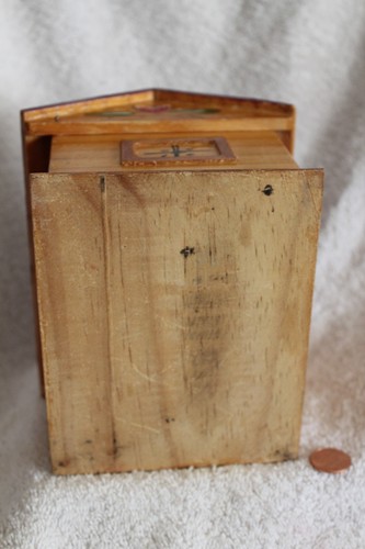Antiguo joyero vintage de madera pintado para parecerse a una casa caja de baratijas para niños D - Imagen 6 de 6