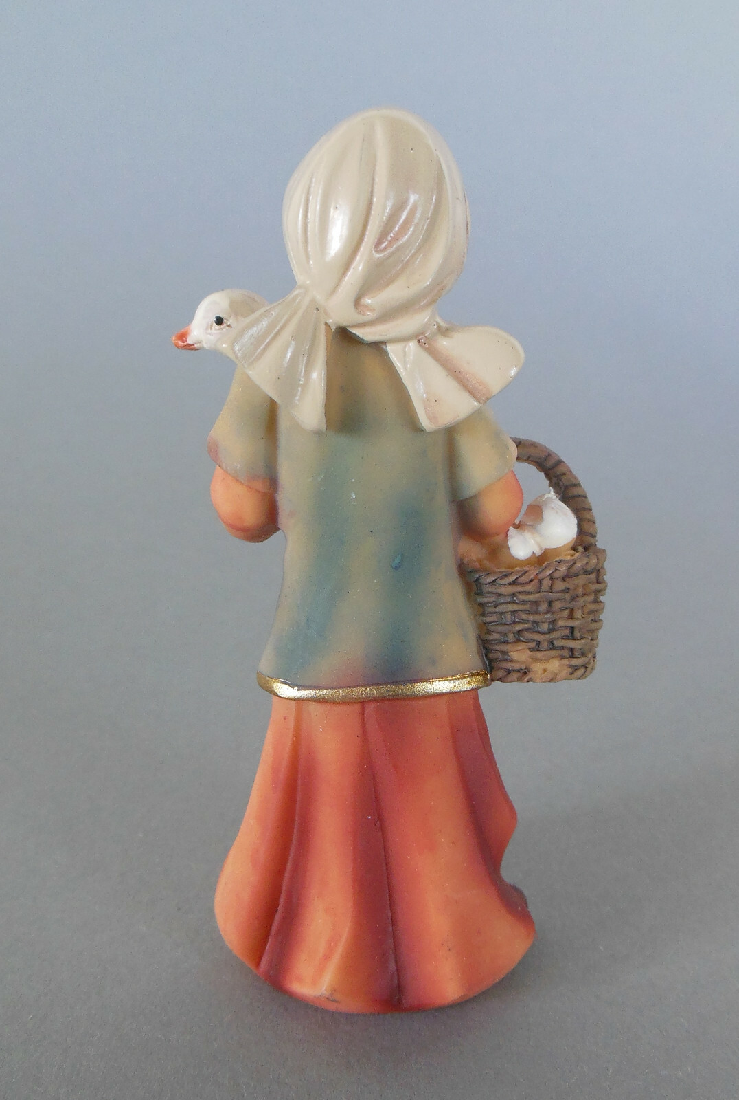 Thumbnail - Hirtin Mit Gans Und Korb 10 Cm Hoch Für Krippenfiguren Größe 11 Cm