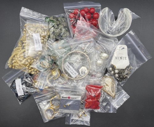 Mixed Jewelry Lot- ALL WEARABLE - Some Signed - 30 Pieces - Bagged (Lot #K-240) - Picture 2 of 7