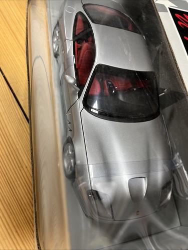UT Models Gris Ferrari 550 en Escala 1/18 Desde 1996 - Imagen 7 de 9