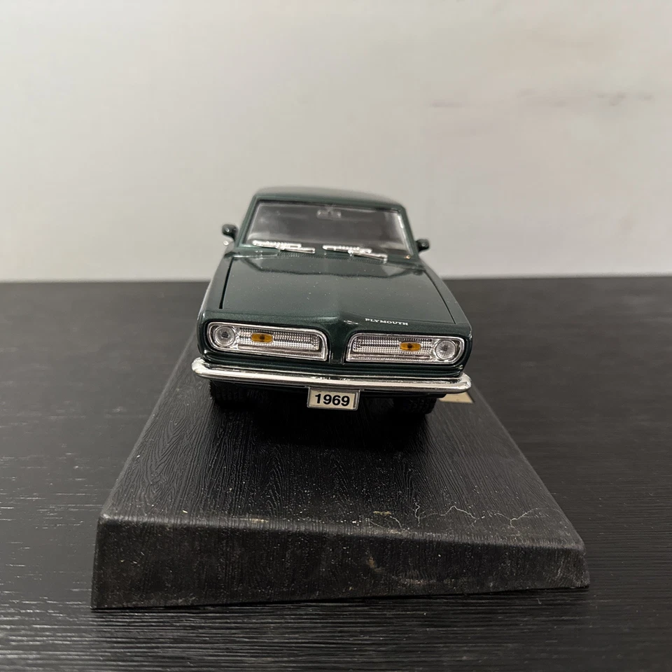 Road Legends 1969 Plymouth Barracuda 383 1:18 verde con rayas #92178 Foto 4 de 4