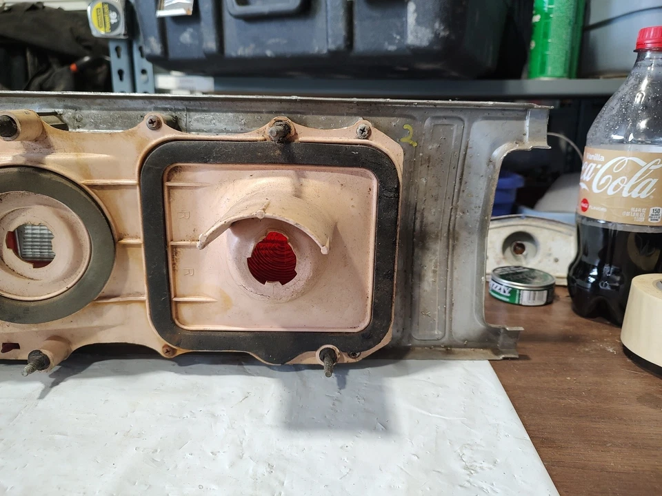 Ford Gran Torino Elite 75 pase derecho. BISEL DE LENTE DE LUZ TRASERA INVERSA RESPALDO LATERAL Foto 4 de 4