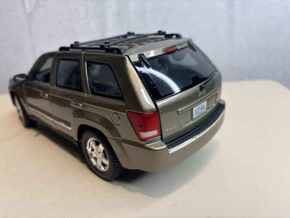 Maisto Jeep Grand Cherokee 2005 Special Edition 1/18 Die Cast Gold SUV - Image 4 of 4