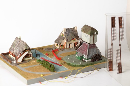 Faller H0 Diorama Gran Molino de Cabra y 2 Casas con Techo de Paja con 2 Motores (34881) | Zustand: Gebraucht