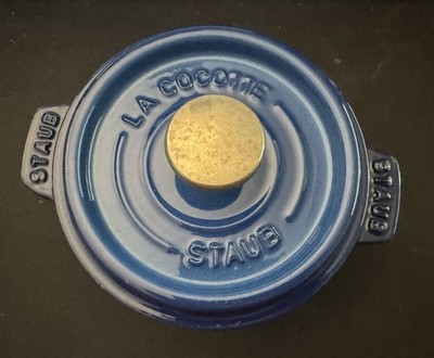 Staub Vintage Cocotte Gusseisen 14cm Blau mit Macken die Zweite