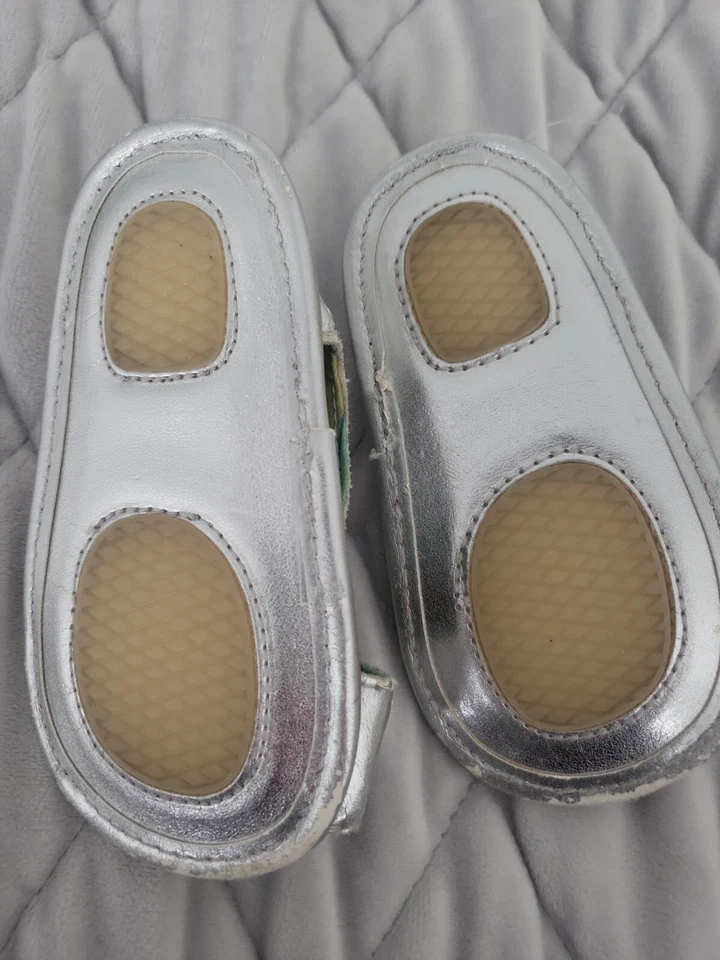 Newborn BabyGap Girl Silver Sandal Prewalker Walking Soft Sole Crib Shoes 6-12 m - Image 3 of 3