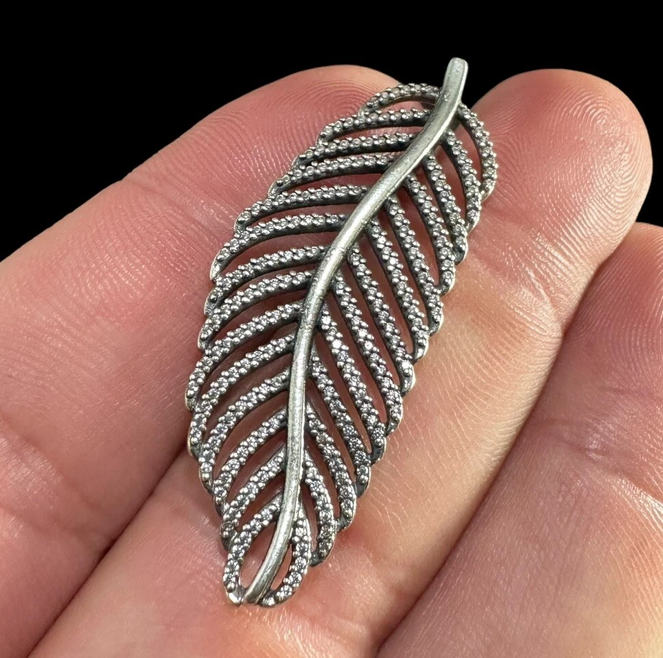 Pingente aposentado de prata esterlina Pandora pavê de zircônia cúbica luz como pena - Imagem 2 de 4