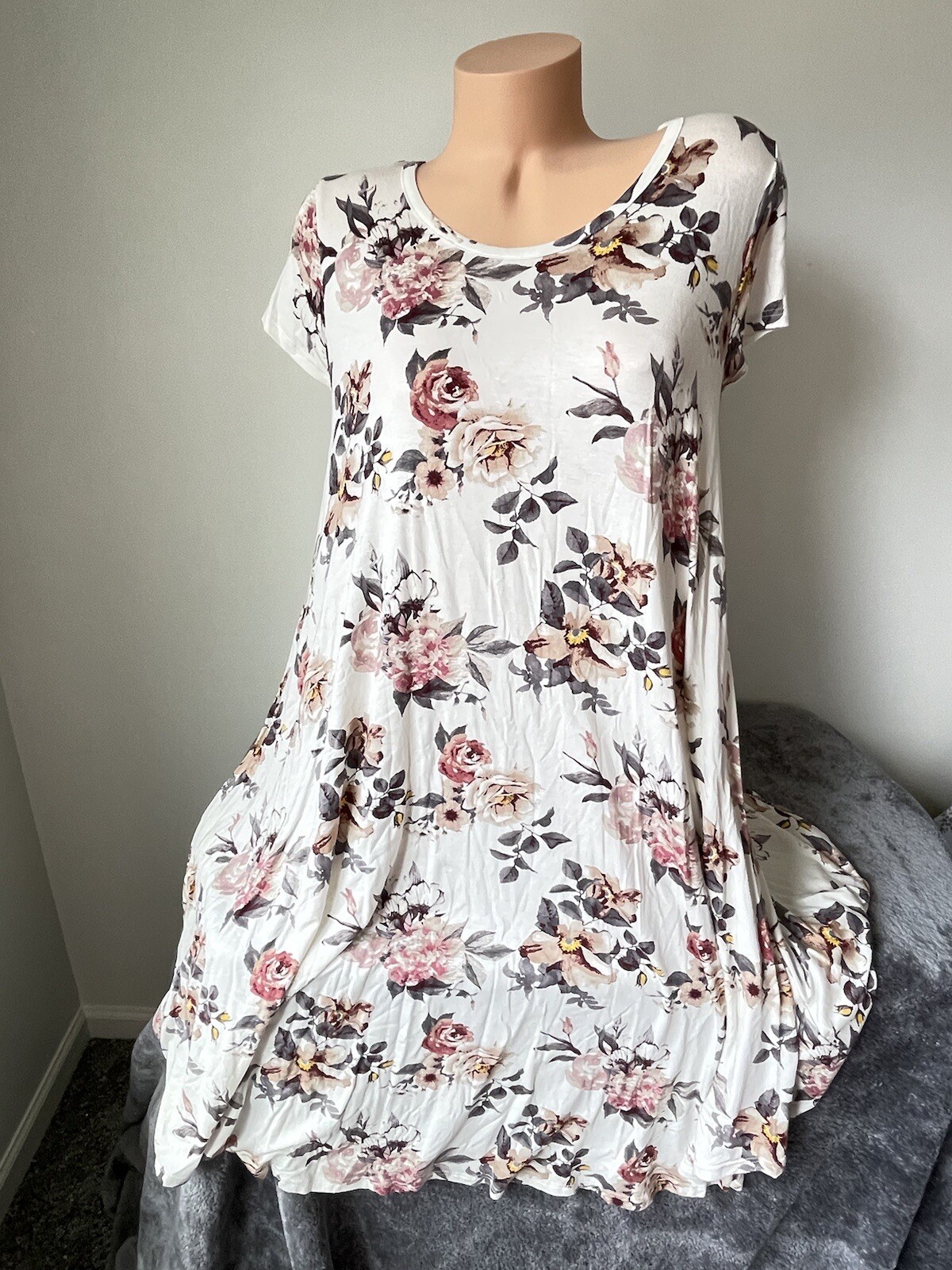 Stevie Hender Floral T Shirt Dress Swing Size M Rayon Off White Pink Comfy MIDI