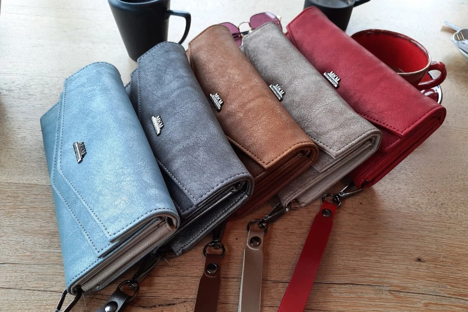 Cartera de muñeca larga de cuero vegano para mujer Foto 2 de 4