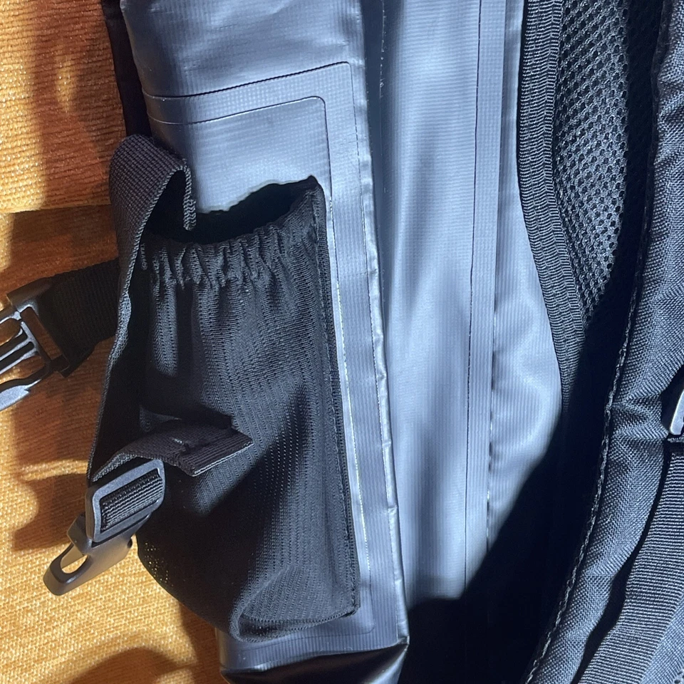 Mochila impermeable Lakers Premium Fisll (nueva con etiquetas) - 4”x19”x27” precio de venta sugerido por el fabricante: $140+ Foto 4 de 4