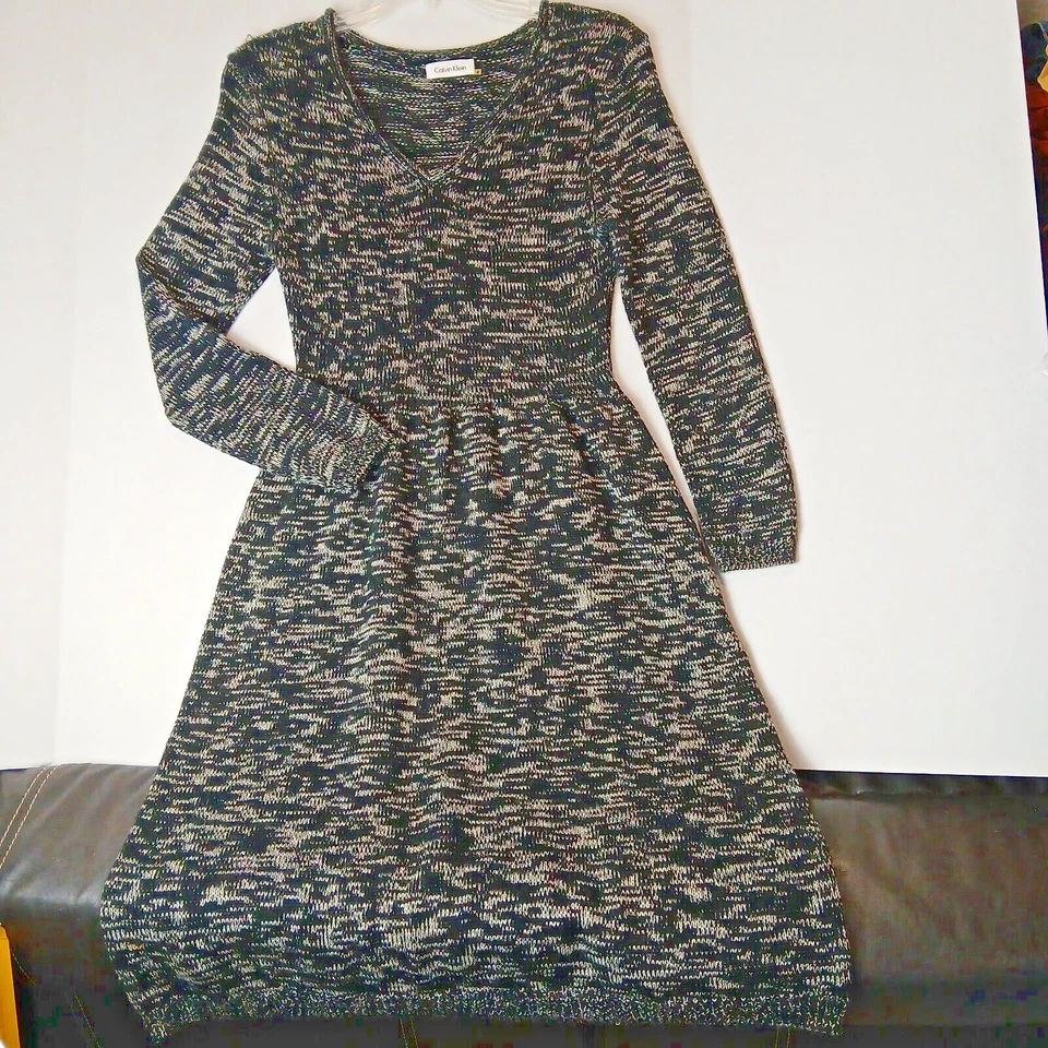 Vestido Calvin Klein pequeno macio manga longa preto e branco, 50% lã merino - Imagem 2 de 4