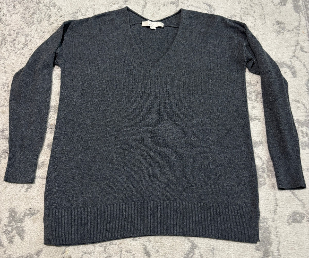 LOFT Womens XS Gray V Neck Long Sleeve Sweater Soft Knit Pullover