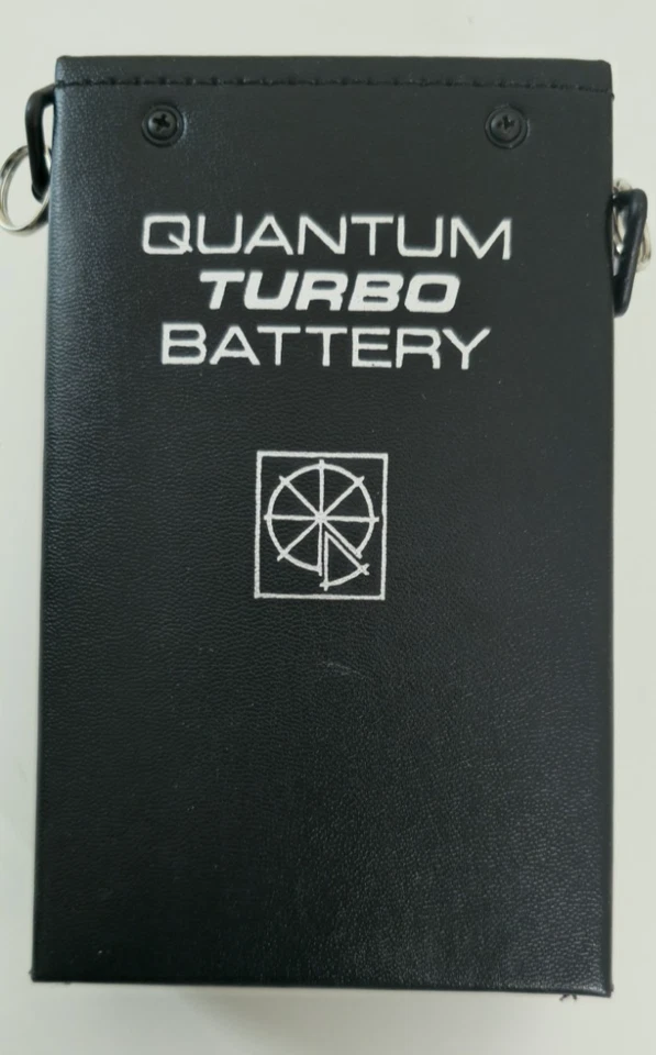 Batería Quantum Turbo con cargador stock antiguo sin usar Foto 3 de 4