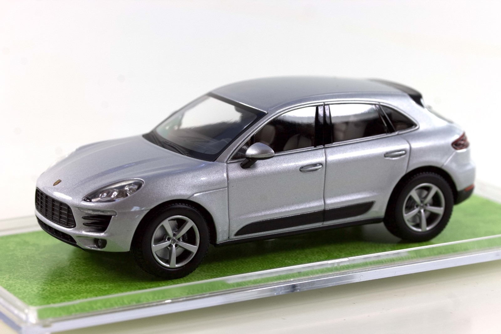Minichamps Porsche Macan 2013 1:43 WAP0201540E