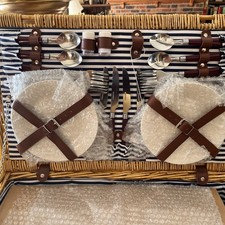 Picnic Time NEW Willow Picnic Basket  Service...