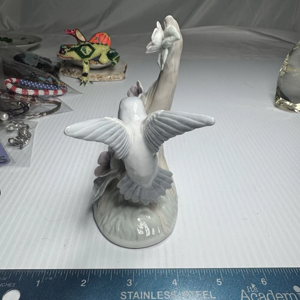 Estatuilla original Otigari hecha a mano con flores Foto 2 de 4