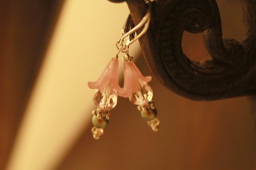 Exquisite Pale Pink Calla Lily w/Swarovski crystals, iridescent green pearl - Picture 3 of 4
