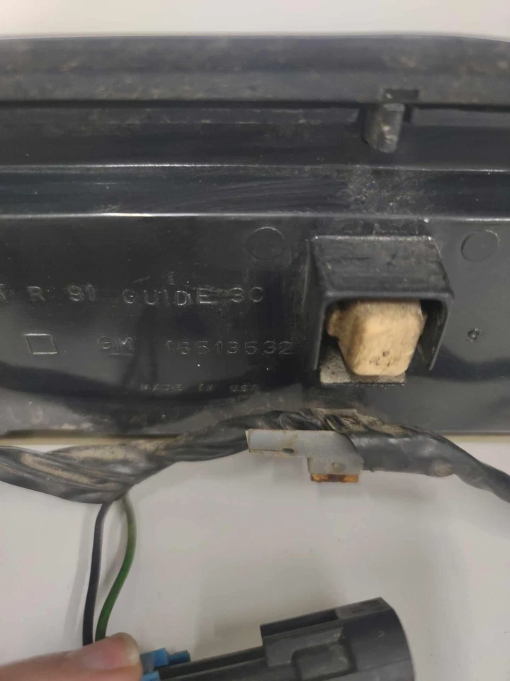 1992 Oldsmobile 98 Center Back-Up Lamp - Image 4 of 4