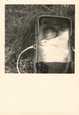 ANCIENNE PHOTOGRAPHIE 1957 BÉBÉ DANS SON LANDEAU PREMIERE PROMENADE