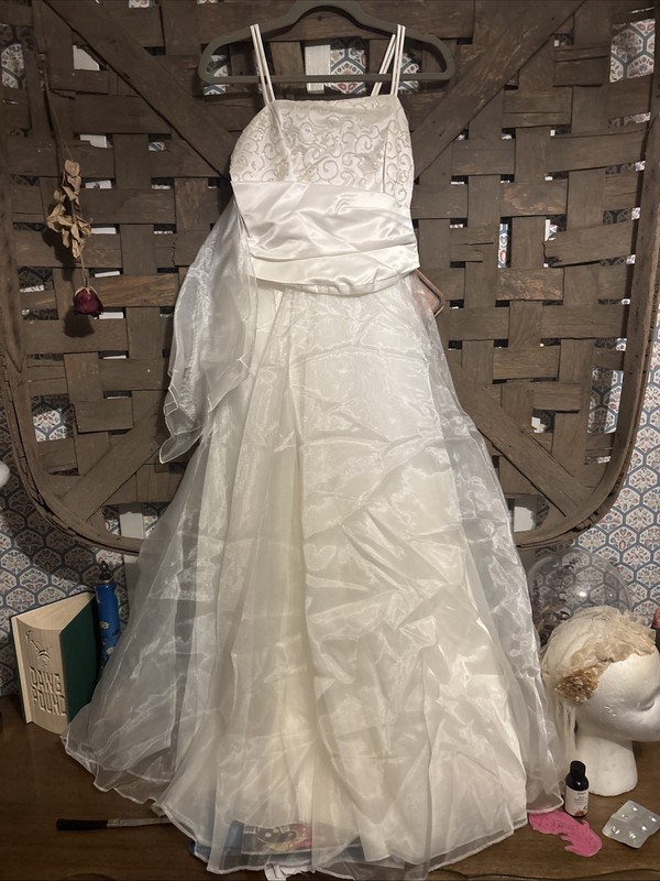 Marshmallow White Communion Dress Sz 16  Kid/Teens Dress Floral Design Zip Up