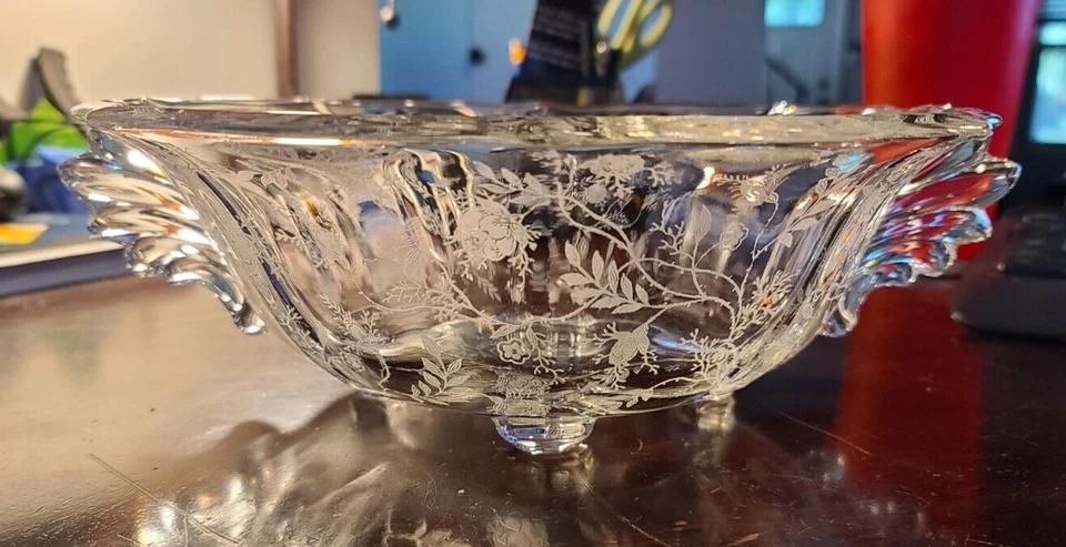 Tigela de servir Fostoria Glass Chintz com alças aladas vintage década de 1950 11" de largura - Imagem 2 de 4