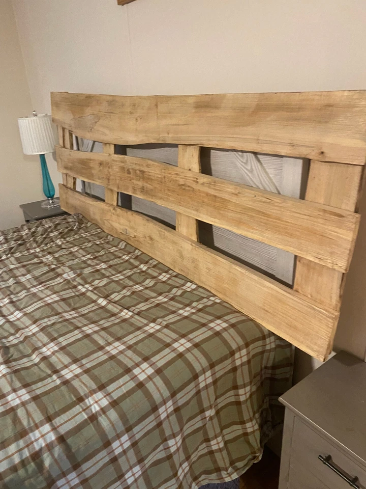 Cabecero de arce Live Edge, 75" de ancho por 26" de alto Foto 2 de 4