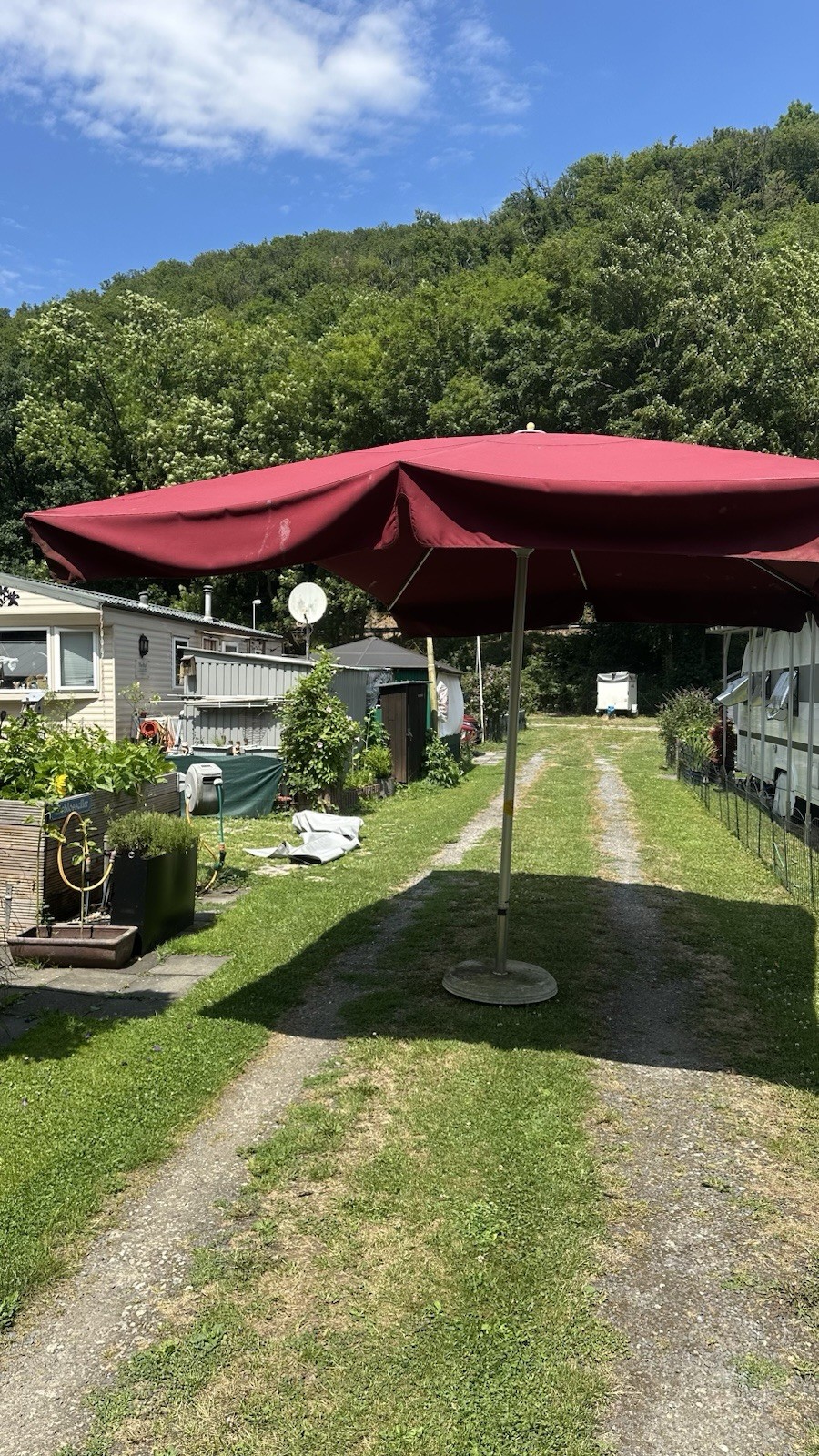 Großer Gastronomie Sonnenschirm 3x4 m | weinrot | mit Betonfuß auf Rollen