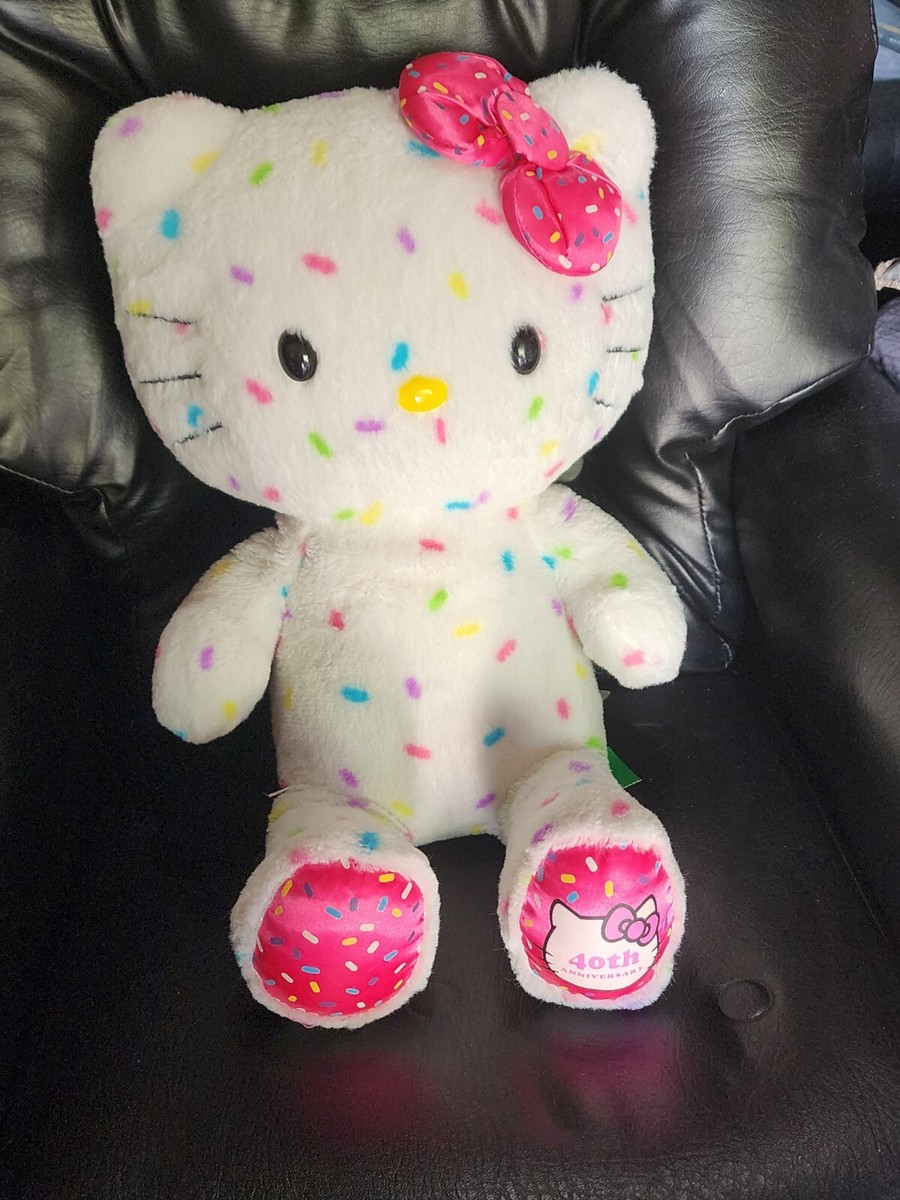 HELLO KITTY 40TH ANNIVERSARY限定、マスコットブローチSWAROVSKI