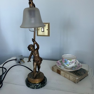 Antike französische Cherub Tischlampe Amor lässt eine Taube in den Himmel frei