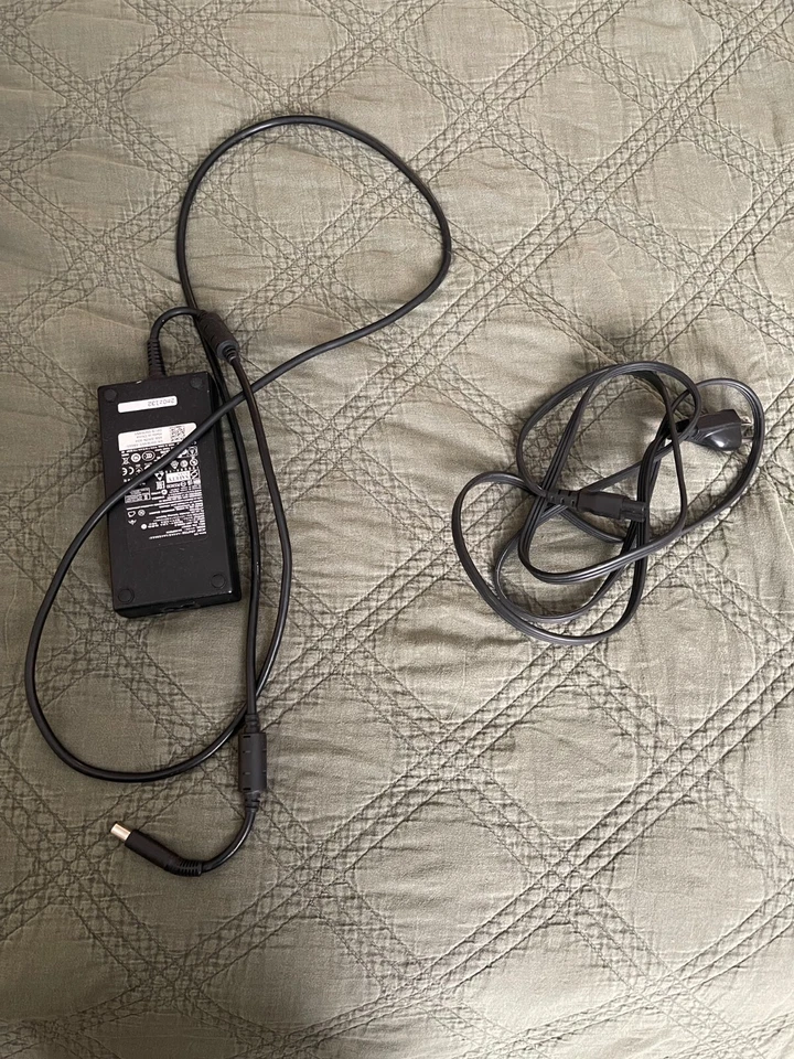 Alienware 15 r2 Gaming Laptop i5-4210H 8GB RAM NVIDIA GFX, black with case - Image 4 of 4