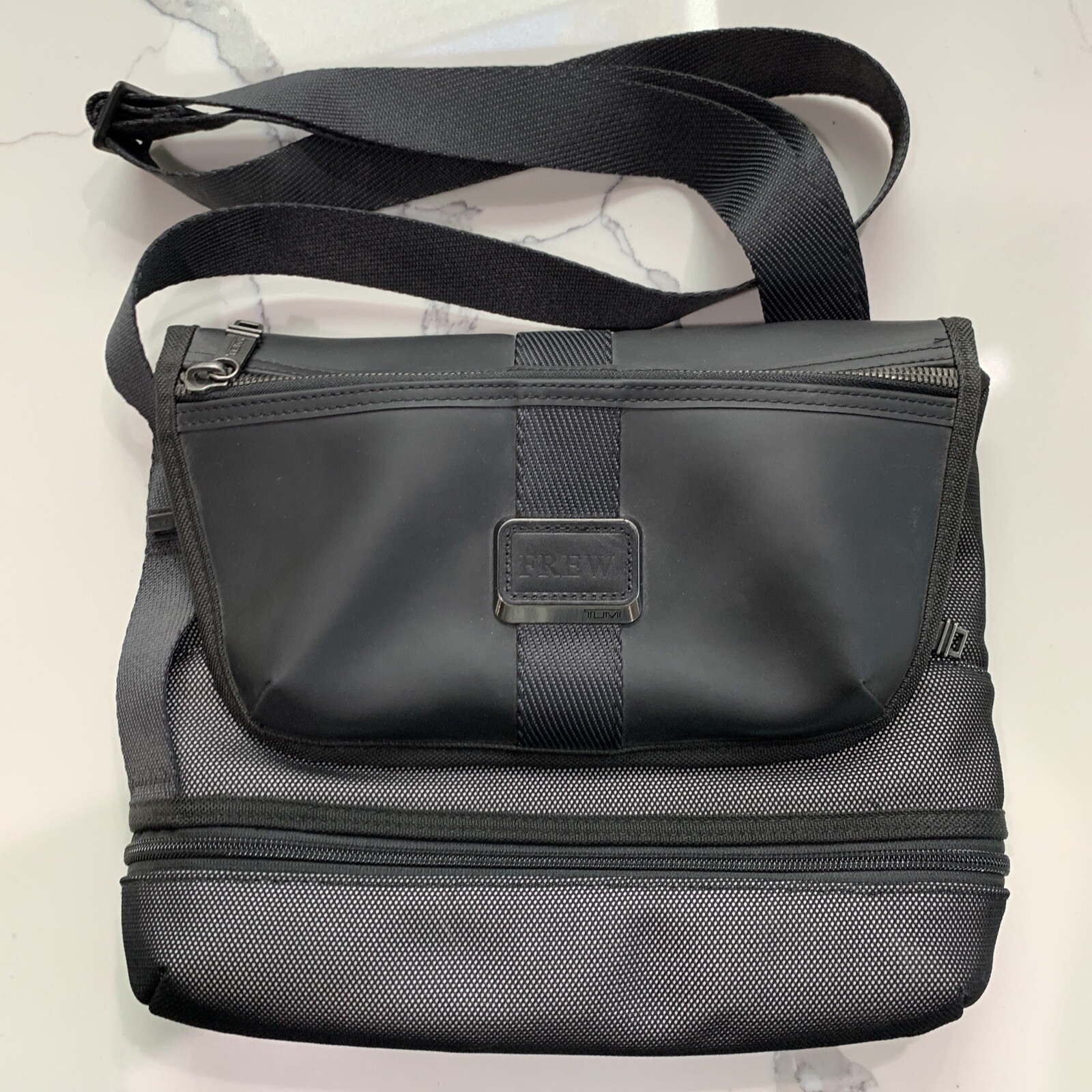 Tumi Messenger bag Leather Crossbody Clean Excellent … Gem