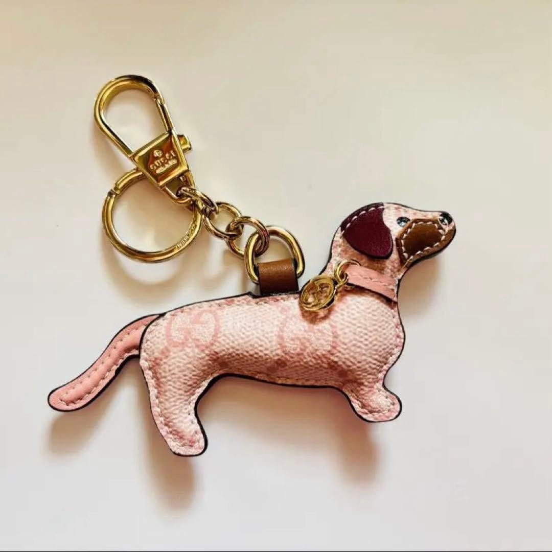 O*ド様 GUCCI ピンクレザー ぬいぐるみ Dog-shaped bag charm in light pink GG Supreme | GUCCI® US
