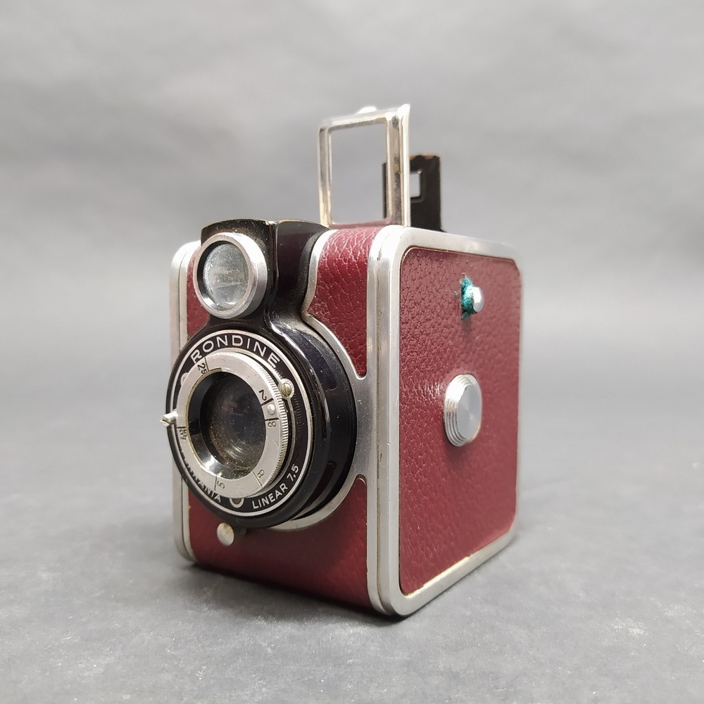 Macchina fotografica vintage Ferrania Rondine con obiettivo Linear 7,5 bordeaux