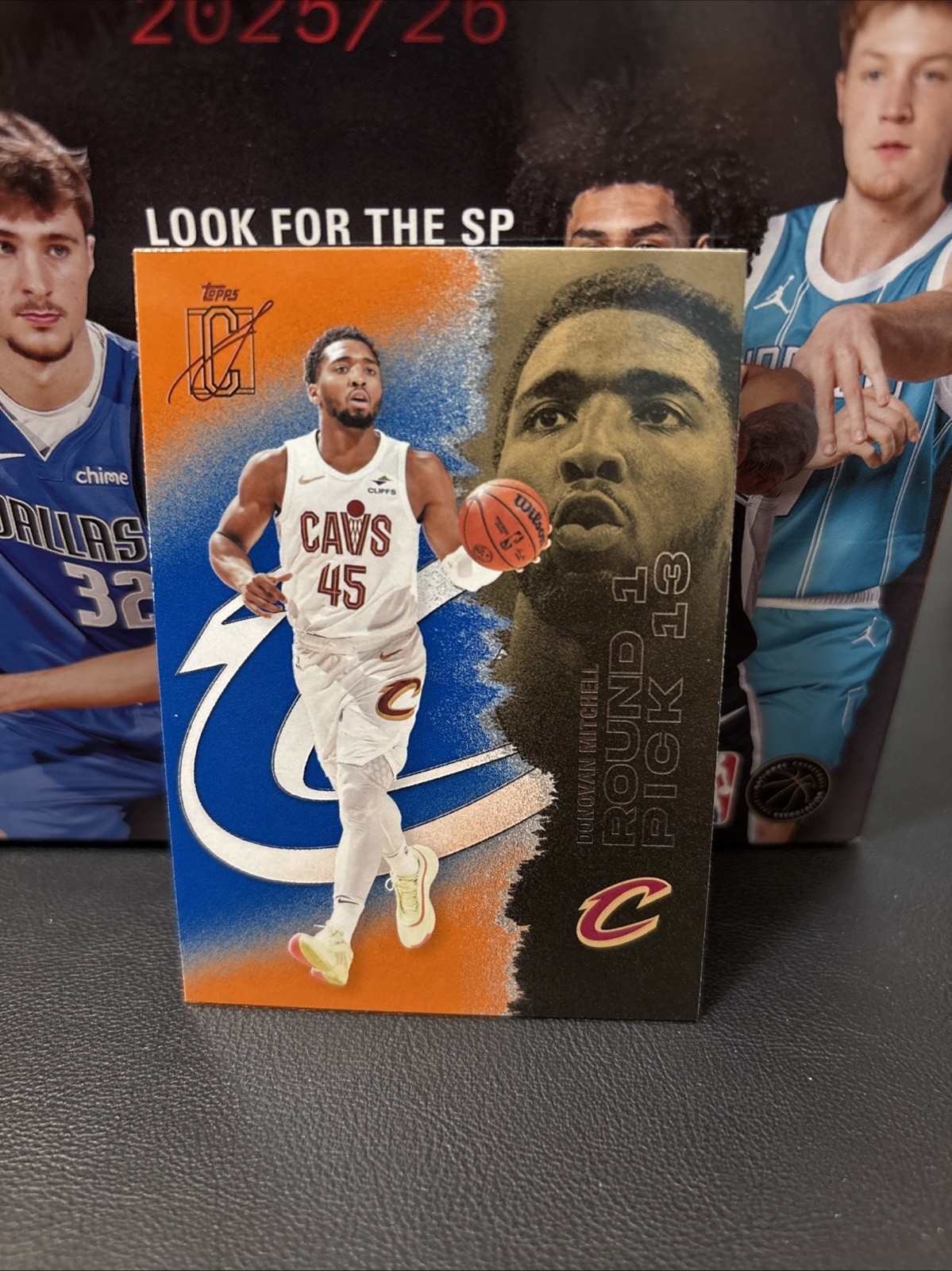 Donovan Mitchell Topps Signature Class 2025-26 Blue and Orange Parallel