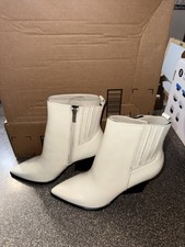 New Woman s Marc Fisher 8.5 White Boots