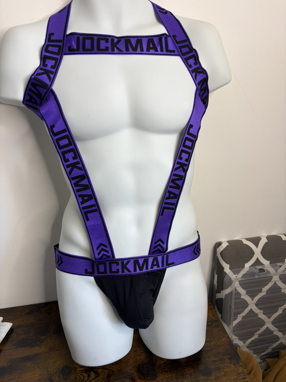 Combinación de arnés Jockmail Jockstrap talla M. Púrpura y negro. Interés gay