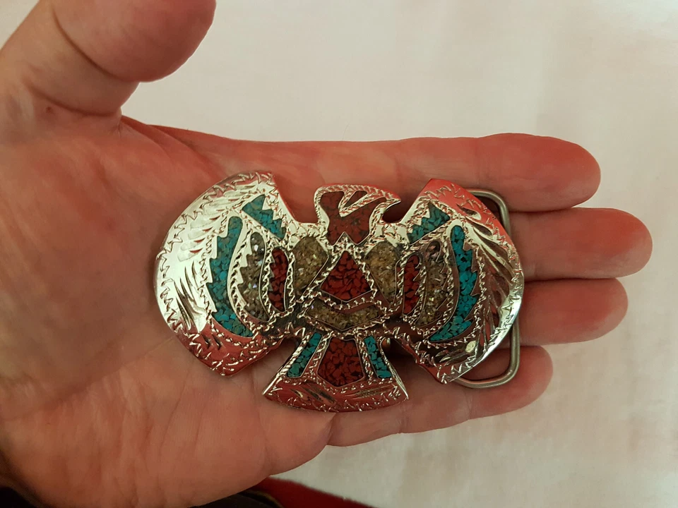 Hebilla de cinturón Thunderbird con incrustaciones. Turquesa, coral y arena. Excelente estado. Foto 4 de 4