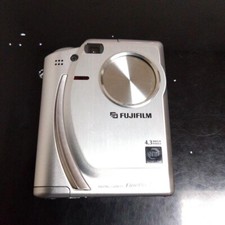  MINT FUJIFILM Fuji FinePix 4700z Digital Camera 4.3MP Limited Silver JAPAN