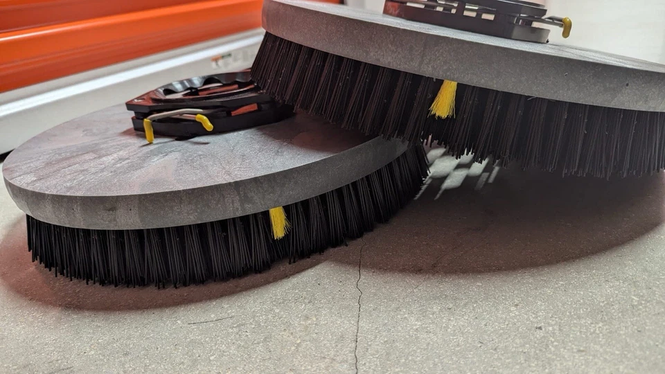 Tennant Brush Assy Disk SCB 16.0D HD PYP 1246598 ONE PAD Foto 2 de 4