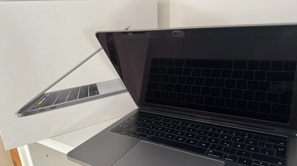 Apple MacBook Pro 13.3" (Retina Display) 2.3 GHz Intel Core i5 8 GB RAM 128 GB P