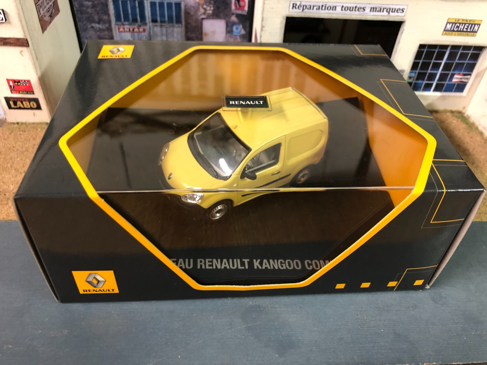 Cadeau collectionneur Renault Kangoo II Express 2008 Universal Hobbies 1/43