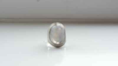 Silberring mit weißem Edelstein