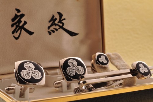 Near mint cufflinks and tie pins Japan motif "Japanese Family Crests" with case.
