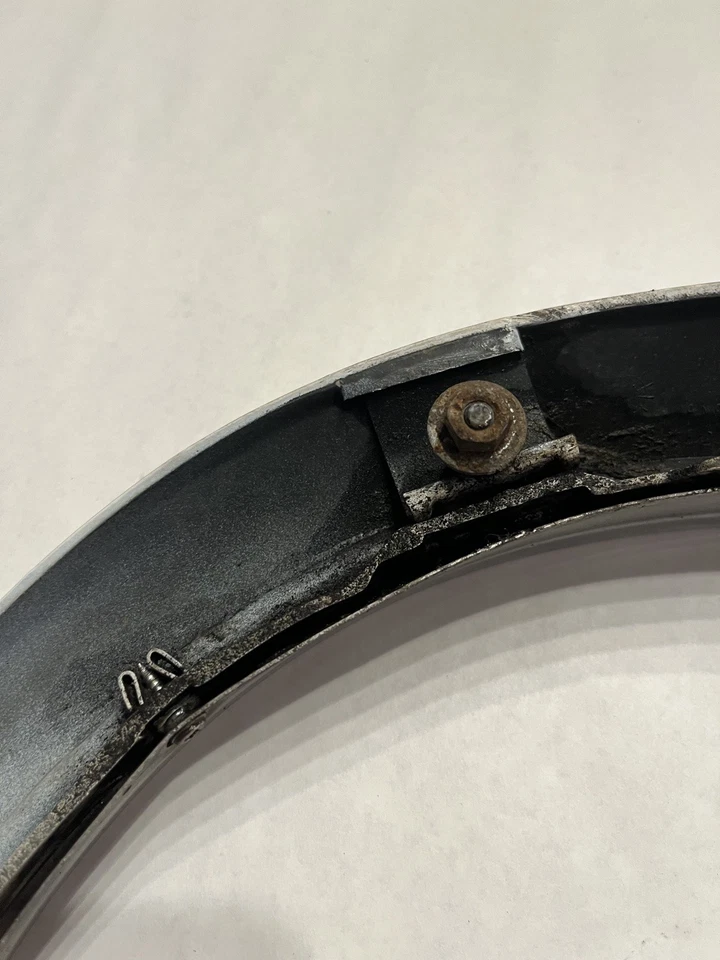 Оригинальный молдинг для отделки правого заднего колеса переднего привода Cadillac Deville 1989-1993 годов выпуска 25550801 - Изображение 3 из 4